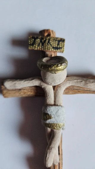 Crucifijo artesanal pequeño