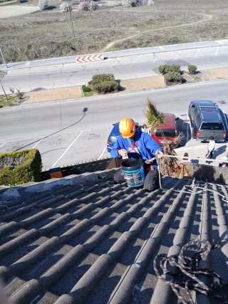 Hacemos trabajos de tejados limpiamos canalos