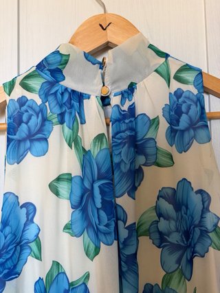 Vestido estampado floral azul y blanco