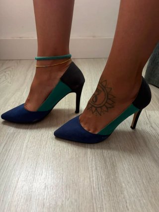 Zapatos de tacón azul y verde