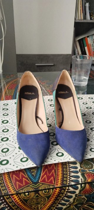 Zapatos de tacón azul y verde