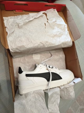 Scarpe Puma bianche e nere