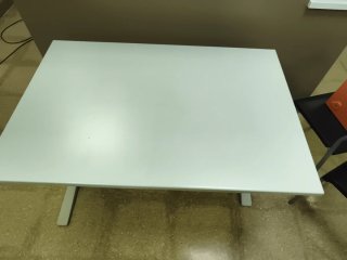 Mesa de oficina gris claro