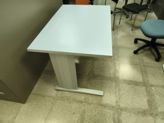 Mesa de oficina gris claro