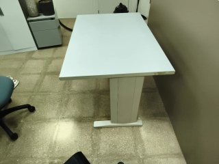Mesa de oficina gris claro