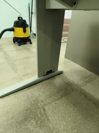 Mesa de oficina gris claro