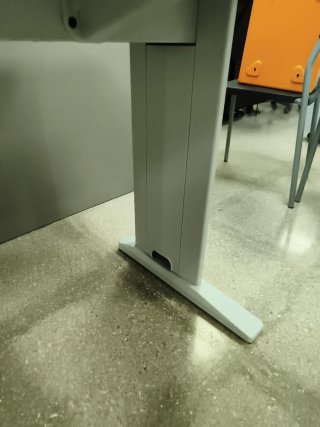 Mesa de oficina gris claro