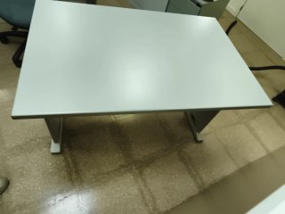 Mesa de oficina gris claro