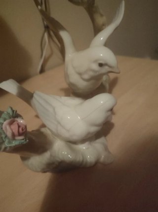 Figura de cerámica con pájaros y rosas