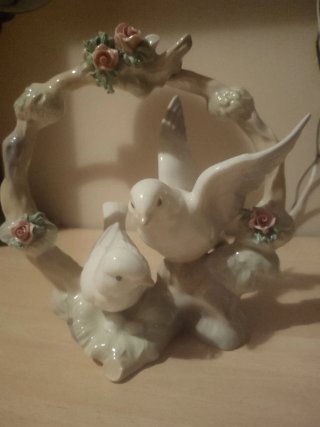 Figura de cerámica con pájaros y rosas