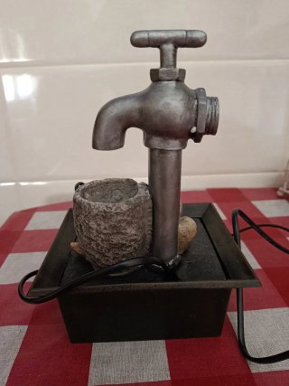 Fontana decorativa con rubinetto e cubi