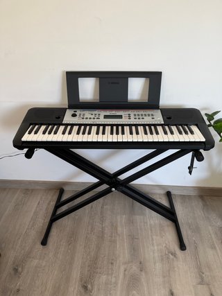 Teclado Yamaha YPT260 con pie