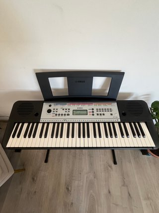 Teclado Yamaha YPT260 con pie