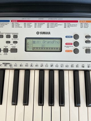 Teclado Yamaha YPT260 con pie
