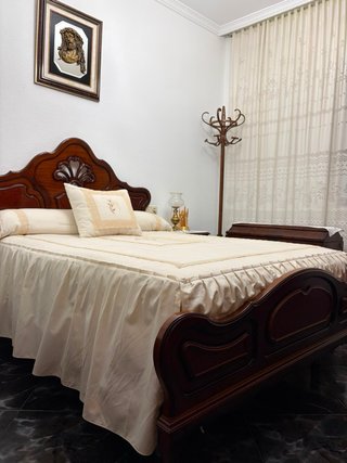 Dormitorio matrimonio completo. Madera y mármol