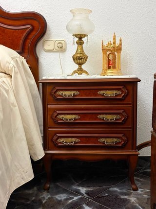 Dormitorio matrimonio completo. Madera y mármol