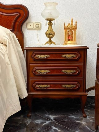 Dormitorio matrimonio completo. Madera y mármol