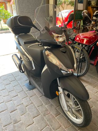 Honda SH 300 Negra y Plata