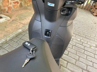 Honda SH 300 Negra y Plata