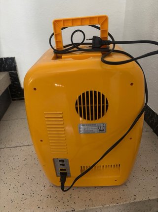 Nevera portátil naranja