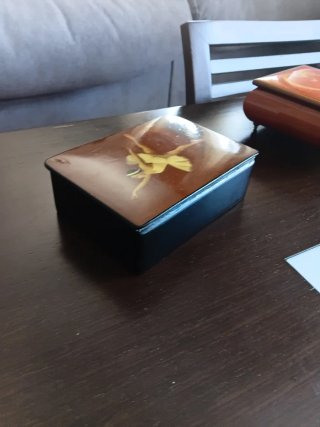 Caja de madera con bailarina