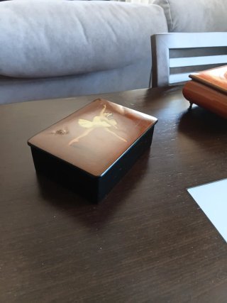 Caja de madera con bailarina