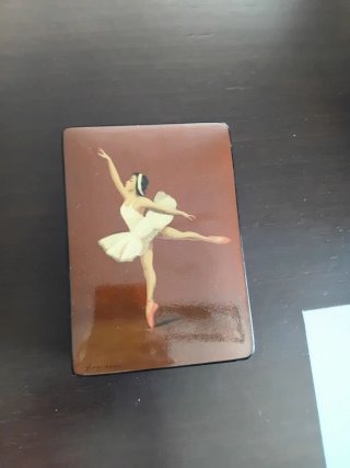 Caja de madera con bailarina