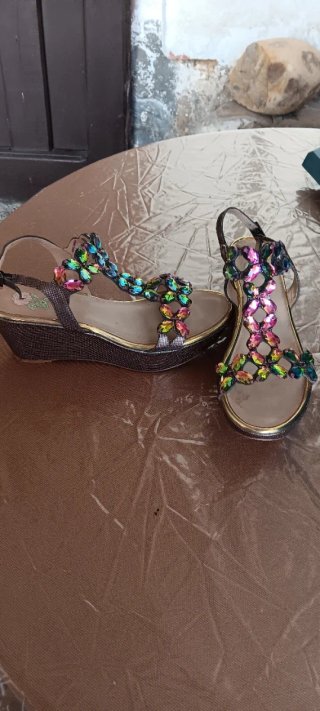 Sandalias verdes y multicolor