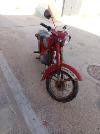 Jawa Moped Roja Clásica