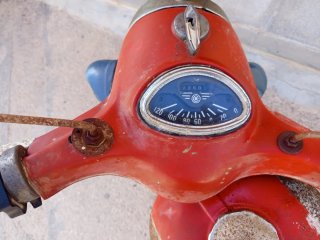 Jawa Moped Roja Clásica