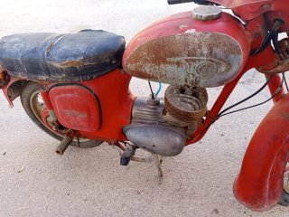 Jawa Moped Roja Clásica
