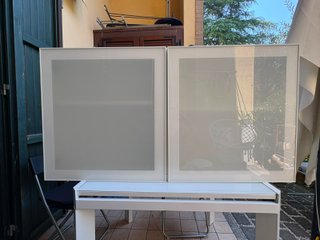 Pensile bianco IKEA con ante in vetro