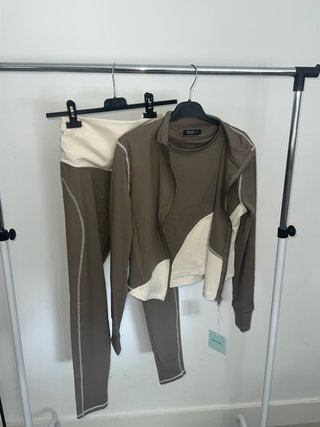 Conjunto deportivo 3 piezas morado y beige