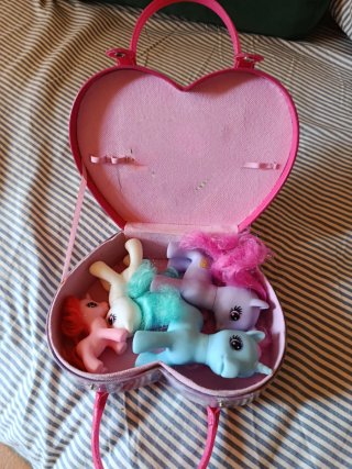 Familia de unicornios de juguete