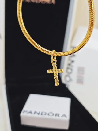 Colgante Cruz Pandora Circonitas Doradas Ale met
