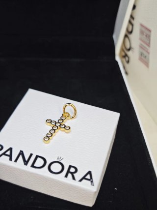 Colgante Cruz Pandora Circonitas Doradas Ale met