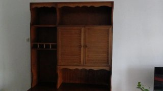 Mueble de madera marrón