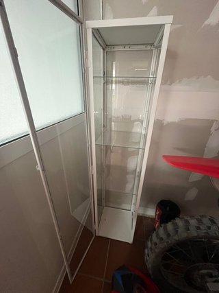 Vitrina de cristal y metal blanca
