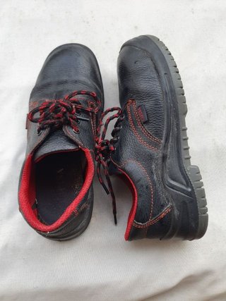 Zapatos de seguridad negros y rojos
