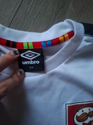Camiseta Umbro x Pringles Blanca y Negra