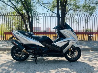 Kymco AK 550 2019 - muy cuidada + extras