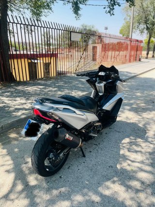 Kymco AK 550 2019 - muy cuidada + extras