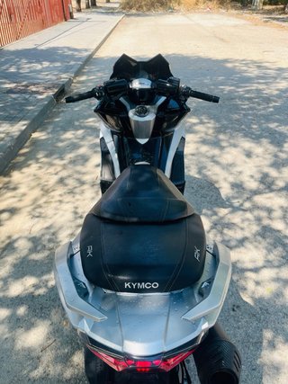 Kymco AK 550 2019 - muy cuidada + extras