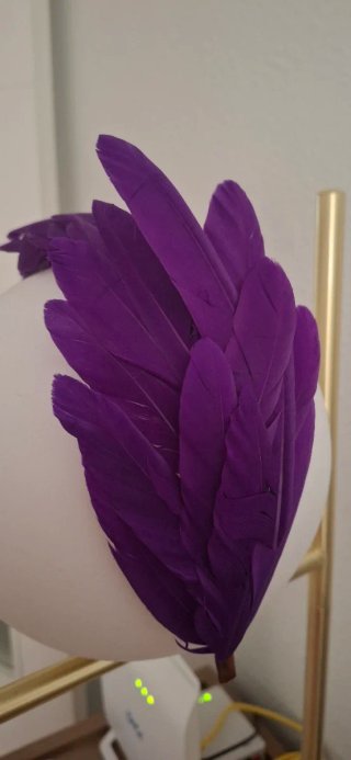 Tocado Morado con Plumas