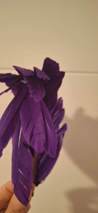 Tocado Morado con Plumas