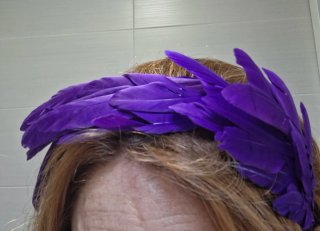 Tocado Morado con Plumas