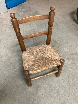 Silla de madera mini con asiento de yute