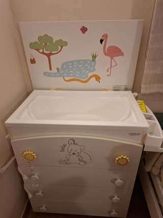 Cómoda bebé con bañera y cambiador