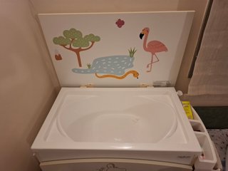 Cómoda bebé con bañera y cambiador