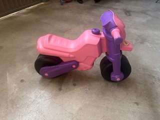 Moto correpasillos Molto rosa y morada
